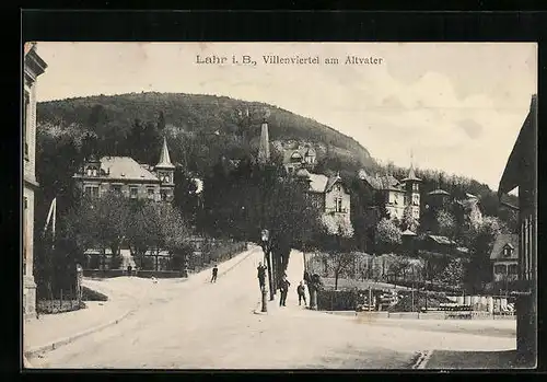 AK Lahr i. B., Passanten auf der Strasse im Villenviertel am ALtvater