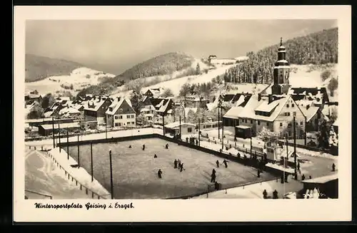 AK Geising im Erzgeb., Blick auf den eingeschneiten Ort, die Kirche und die Eisbahn