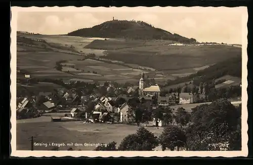 AK Geising i. Erzgeb., Generalansicht mit der Kirche und dem Geisingberg