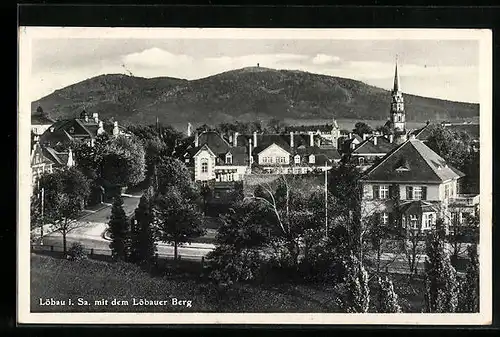 AK Löbau i. Sa., Blick über die Dächer der Ortschaft mit dem Löbauer Berg