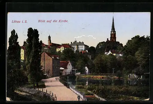 AK Löbau i. Sa., Blick auf die Kirche, Partie am Teichufer