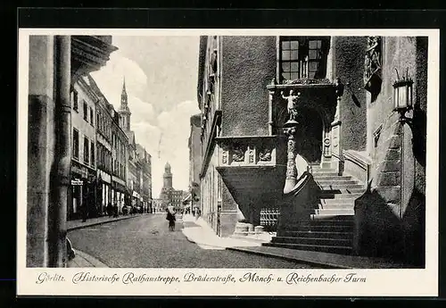 AK Görlitz, Histolrische Rathaustreppe und Blick in die Brüderstrasse, Mönch- und Reichenbacher Turm