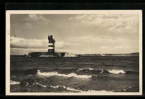 AK Kiel, Friedrichsorter Leuchtturm im Hintergrund Laboe