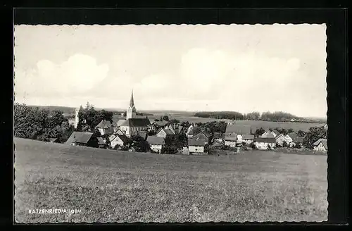 AK Ratzenried im Allgäu, Ortstotaler mit der Kirche vom Feld aus