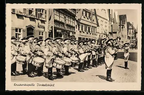 AK Dinkelsbühl, die Knabenkapelle in Trachten in der Stadt