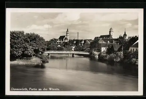 AK Donauwörth, Partie an der Wörnitz, Blick auf die Stadt und die kleine Brücke davor