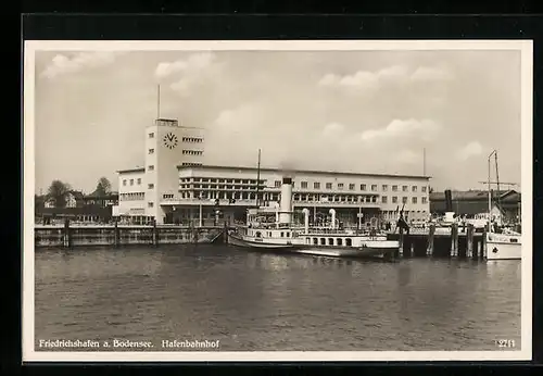 AK Friedrichshafen am Bodensee, Dampferanlegestelle vor dem Hafenbahnhof