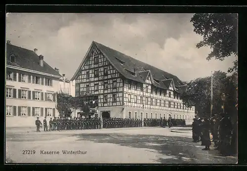 AK Winterthur, Kaserne mit Soldatenaufstellung und Publikum
