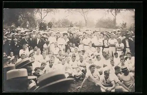 Foto-AK Basel, Stadt-Turnfest 1912, Turner und Publikum auf einer Wiese