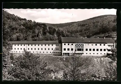 AK Altena, Blick auf die Jugendherberge im Waldgebiet