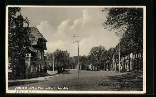AK Burg /Fehmarn, Marktplatz mit Rathaus