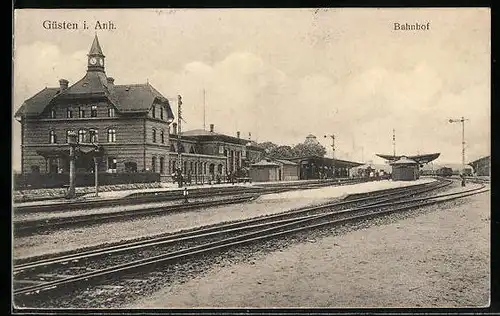 AK Güsten /Anh., Bahnhofsgebäude mit Bahnsteigen und Gleisen