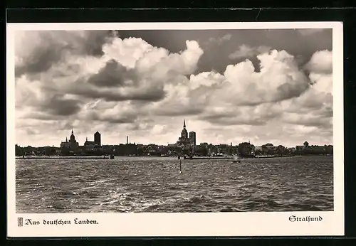 AK Stralsund, Panorama vom Wasser aus