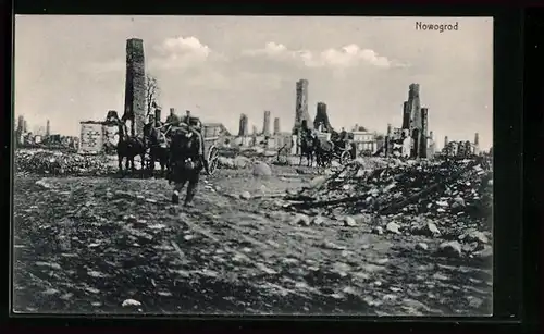 AK Nowgorod, Soldaten in Pferdewagen zwischen Ruinen