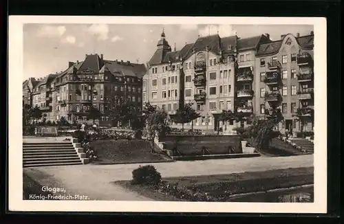 AK Glogau, König-Friedrich-Platz mit Häuserzeile