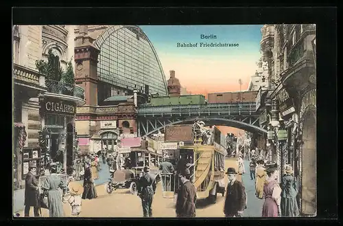 AK Berlin, Strassenansicht am Bahnhof Friedrichstrasse, Eisenbahn, Omnibus