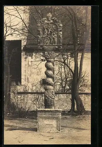 AK Ochsenfurt, Säulendenkmal an der Kirche