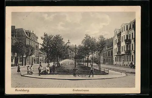 AK Rendsburg, Partie in der Grafenstrasse - Anlagen mit Gärtner und Kindergruppe