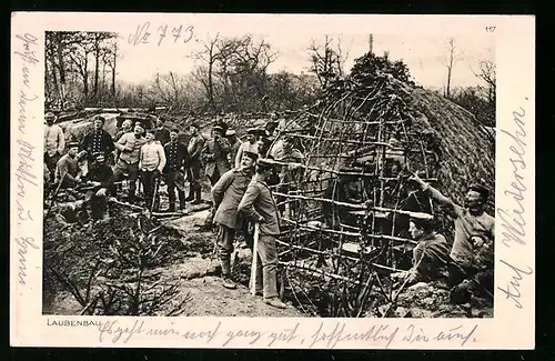 AK Soldaten in Uniform im Schützengraben beim Laubenbau