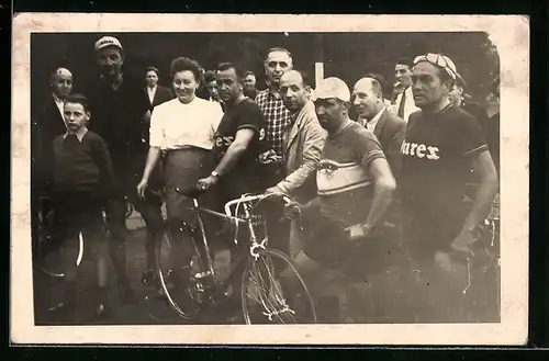 AK Radsportler mit Fans und Fahrrad