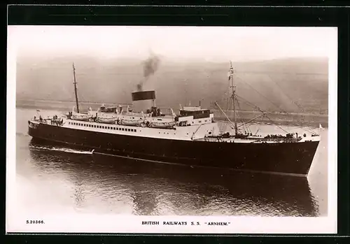 AK Passagierschiff S.S. Arnhem in Küstennähe