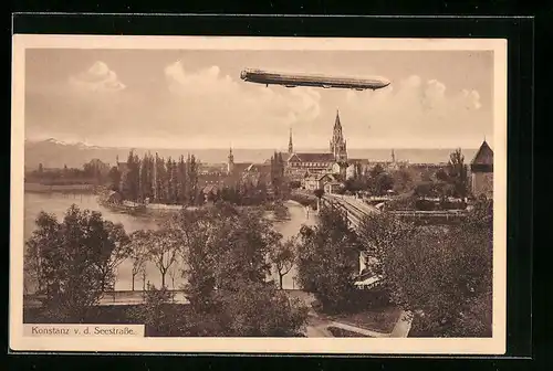 AK Konstanz, Luftschiff Zeppelin über der Stadt