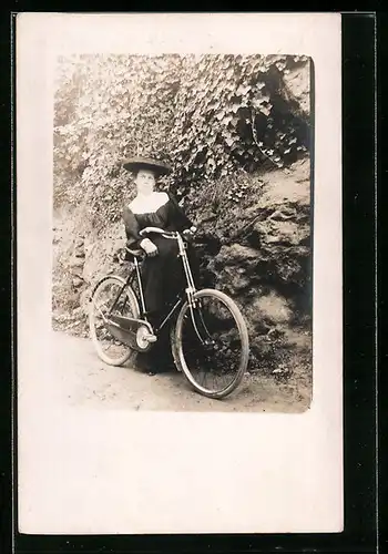 Foto-AK Dame mit Hut und Fahrrad