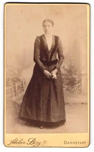 Fotografie Atelier Berg, Darmstadt, Zimmerstr. 3, Junge Dame im modischen Kleid