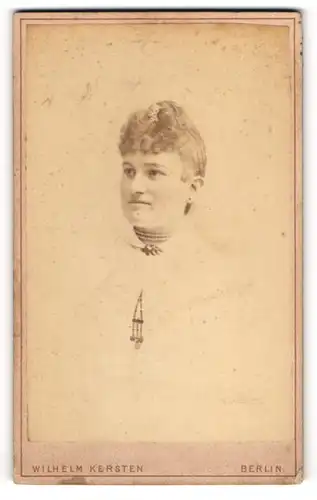 Fotografie Wilhelm Kersten, Berlin, Krausen-Str. 40, Junge Dame mit hochgestecktem Haar