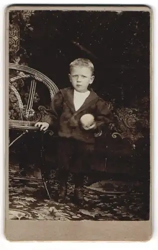 Fotografie Adolf Herzog, Jarotschin, Kleiner Junge im Matrosenanzug mit Ball