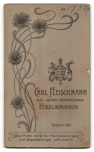 Fotografie Carl Fleischmann, Heilbronn, Bürgerliche Dame mit Kragenbrosche