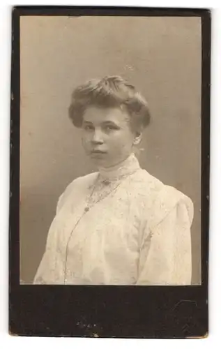 Fotografie Atelier Kaufhaus des Westens G. m. b. H., Berlin, Junge Dame in hübscher Kleidung