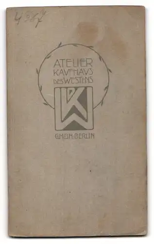 Fotografie Atelier Kaufhaus des Westens G. m. b. H., Berlin, Junge Dame in hübscher Kleidung