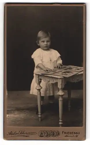 Fotografie Atelier Scharmann, Friedenau, Rheinstr. 20, Kleines Kind im Kleid mit Bilderbuch