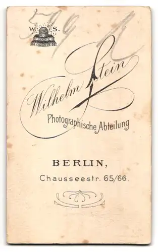 Fotografie Wilhelm Stein, Berlin, Chausseestr. 65-66, Süsses Kleinkind im Kleid mit Bilderbuch