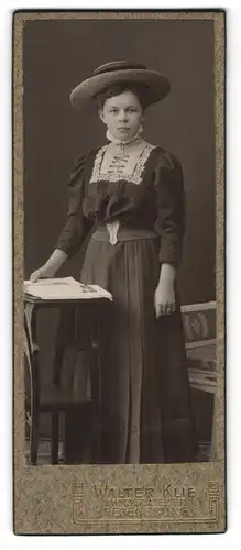 Fotografie Walter Klie, Regensburg, Obermünsterstr. E 100, Junge Dame im hübschen Kleid