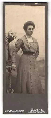 Fotografie Emil Keller, Ulm a. D., Karlsstr. 50 I., Junge Dame im modischen Kleid