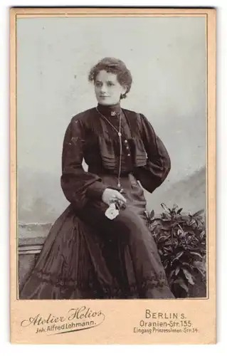 Fotografie Alfred Lehmann, Berlin, Oranien-Str. 155, Junge Dame im modischen Kleid