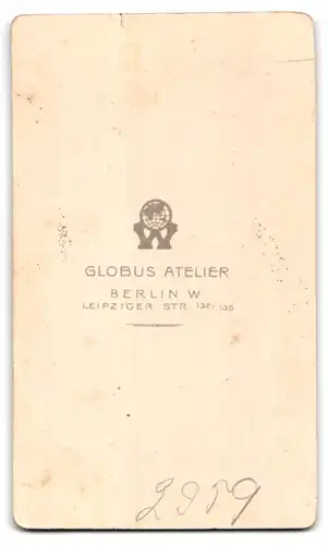 Fotografie Atelier Globus, Berlin, Leipziger Str. 132-135, Junge Dame im modischen Kleid