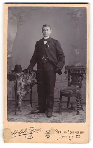 Fotografie Adolph Tepper, Berlin-Schöneberg, Haupt-Str. 22 am Kaiser Wilhelm-Platz, Junger Herr im Anzug mit Fliege