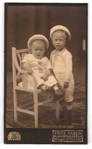 Fotografie Frizt Faber, Blankenburg a. H., Herzogstr. 19, Kleiner Junge im Matrosenhem mit Geschwisterkind