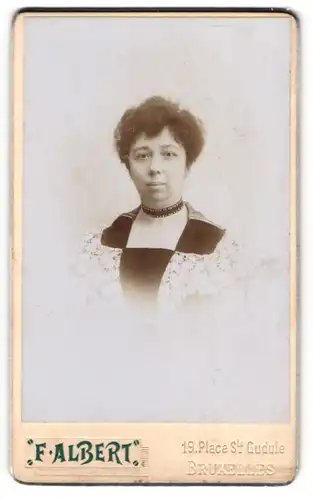 Fotografie F. Albert, Bruxelles, 19, Place Ste. Gudule, 19, Bürgerliche Dame im modischen Kleid