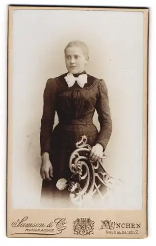 Fotografie Samson & Co., München, Neuhauserstr. 7, Junge Dame im karierten Kleid