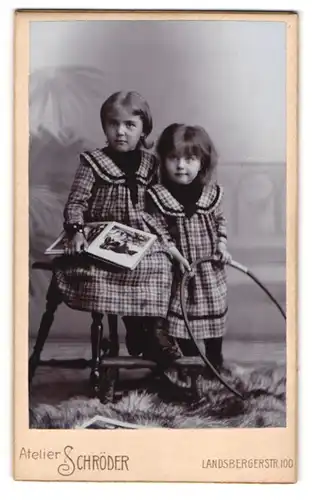 Fotografie Atelier Schröder, Berlin, Landsbergerstr. 100, Zwei kleine Mädchen in karierten Kleidern mit Reifen