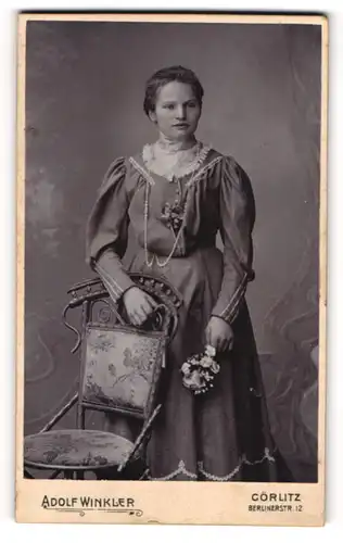 Fotografie Adolf Winkler, Görlitz, Berlinerstr. 12, Junge Dame im hübschen Kleid