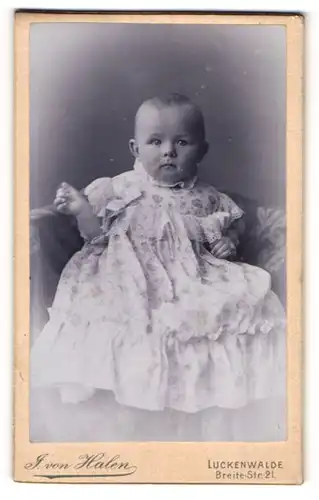 Fotografie J. von Halen, Luckenwalde, Briete Str. 21, Kleines Kind im hübschen Kleid