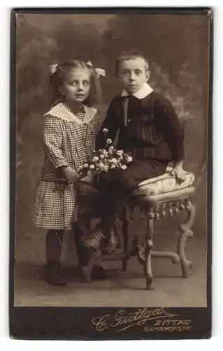 Fotografie C. Guttges, Zittau, Bahnhofstr., Kinderpaar in modischer Kleidung