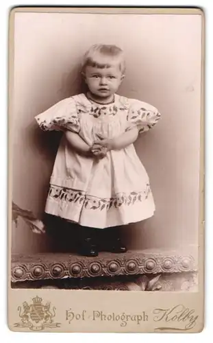 Fotografie Kolby, Zwickau Äuss., Plauensche Str. 17, Süsses Kleinkind im hübschen Kleid