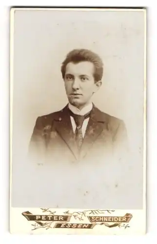 Fotografie Peter Schneider, Essen, Kettwigerstrasse 38, Junger bürgerlicher Herr in feinen Kleidern