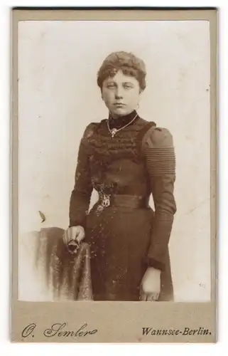 Fotografie O. Semler, Berlin-Wannsee, Junge Frau mit müdem Blick im taillierten Kleid